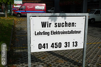 [Photo © D Nutting] Schild vor einem Geschäft