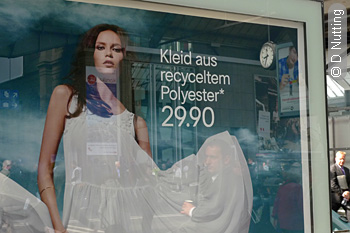 [Photo © D Nutting] Kleid auf Werbeplakat